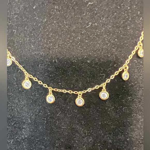 Gold tone necklace with Diamond like embezzled detail - Picture 2 of 4